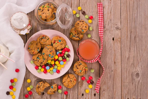 Biscuits Enduits Bonbons Sur Table Bois — Photo