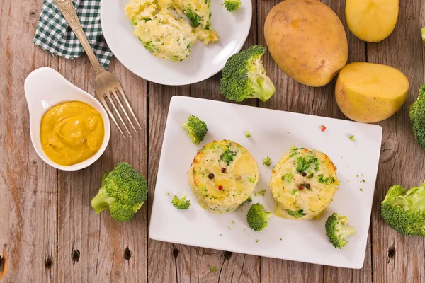 Kartoffelgratins Mit Brokkoliröschen — Stockfoto