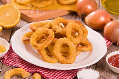 Soğan halkaları üzerinde beyaz tabak.