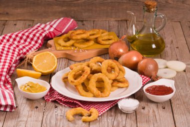 Soğan halkaları üzerinde beyaz tabak.