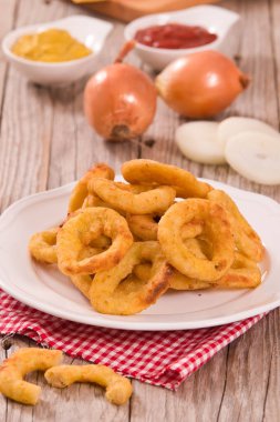 Soğan halkaları üzerinde beyaz tabak.