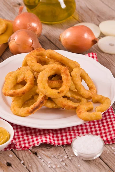 Zwiebelringe Auf Weißem Teller — Stockfoto