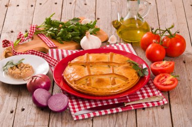 İspanyol tuna pasta üzerinde kırmızı çanak..