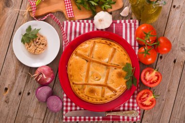 İspanyol tuna pasta üzerinde kırmızı çanak..