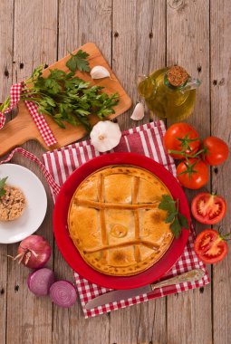 İspanyol tuna pasta üzerinde kırmızı çanak..