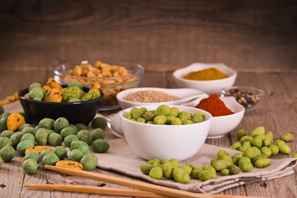 Wasabi Beschichtete Erdnüsse Auf Holztisch — Stockfoto