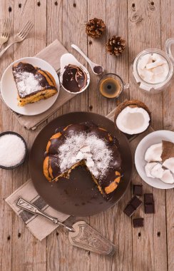 Beyaz tabak üzerinde doldurma ile çikolata Hindistan cevizli kek.