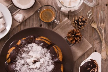 Beyaz tabak üzerinde doldurma ile çikolata Hindistan cevizli kek.