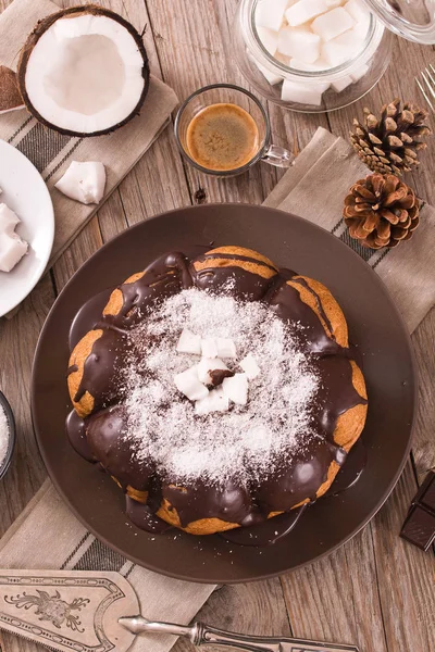 Pastel Coco Chocolate Con Relleno Plato Blanco —  Fotos de Stock