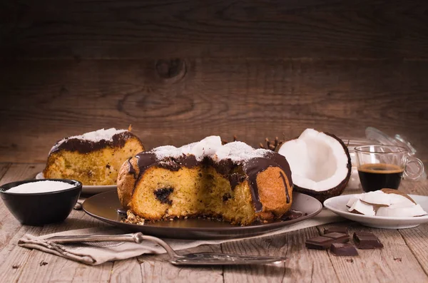 白い皿に充填チョコレート ココナッツ ケーキ — ストック写真