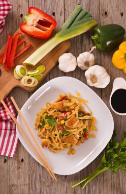 Bami goreng beyaz tabak sebze ile.