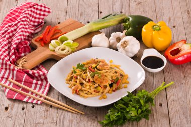 Bami goreng beyaz tabak sebze ile.