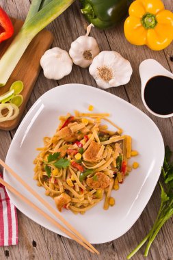 Bami goreng beyaz tabak sebze ile.