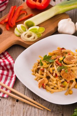 Bami goreng beyaz tabak sebze ile.