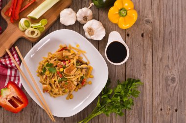 Bami goreng beyaz tabak sebze ile.