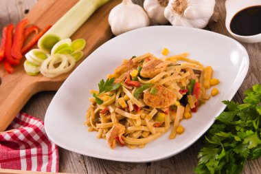 Bami goreng beyaz tabak sebze ile.