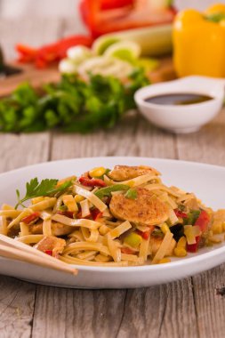 Bami goreng beyaz tabak sebze ile.