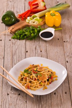 Bami goreng beyaz tabak sebze ile.