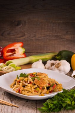 Bami goreng beyaz tabak sebze ile.