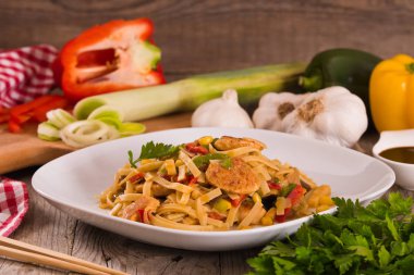 Bami goreng beyaz tabak sebze ile.