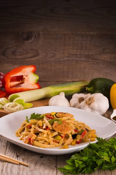 Bami goreng beyaz tabak sebze ile.