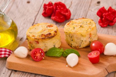 Patates gratins mozzarella ve domates ile.