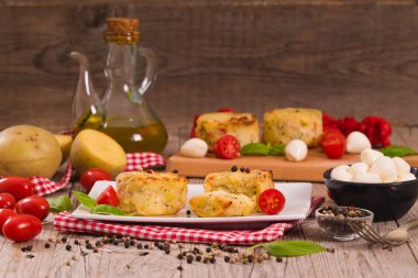 Patates gratins mozzarella ve domates ile.