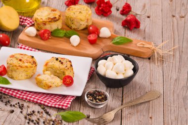 Patates gratins mozzarella ve domates ile.