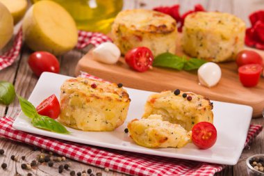 Patates gratins mozzarella ve domates ile.