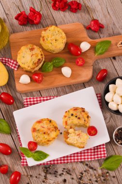 Patates gratins mozzarella ve domates ile.