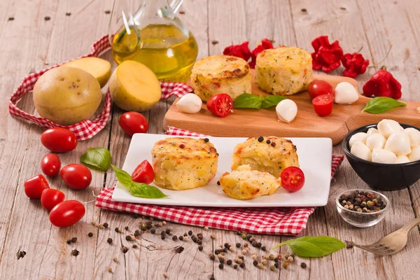 Patates gratins mozzarella ve domates ile.