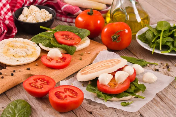 Tigella Brot Mit Spinat Und Tomaten — Stockfoto