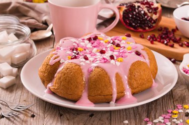 Pembe krema ile pasta.