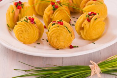 Düşes patates sandviç beyaz çanak üzerinde.