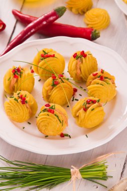 Düşes patates sandviç beyaz çanak üzerinde.