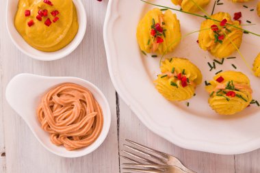 Düşes patates sandviç beyaz çanak üzerinde.