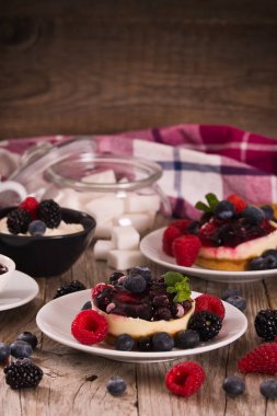 Karışık Meyveli ile Cheesecakes.
