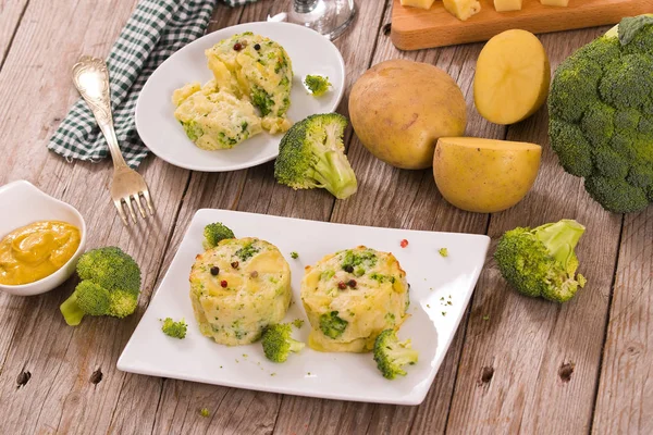 Kartoffelgratins Mit Brokkoliröschen — Stockfoto