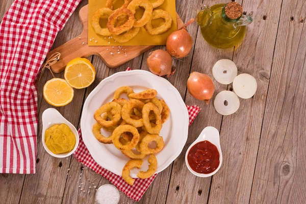 Zwiebelringe Auf Weißem Teller — Stockfoto