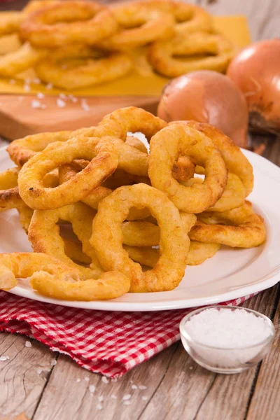 Zwiebelringe Auf Weißem Teller — Stockfoto