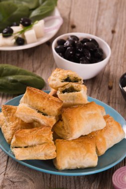 Ispanak puffs üzerine kesme tahtası.