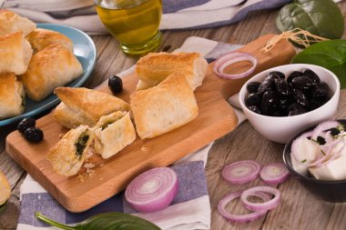 Ispanak puffs üzerine kesme tahtası.