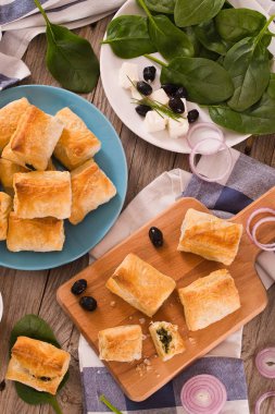 Ispanak puffs üzerine kesme tahtası.