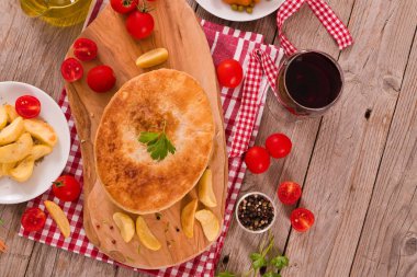 Biftekli börek kesme tahtası üzerinde.