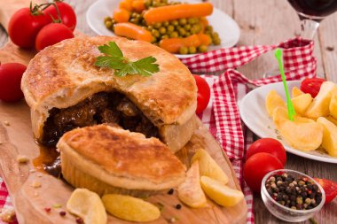 Biftekli börek kesme tahtası üzerinde.
