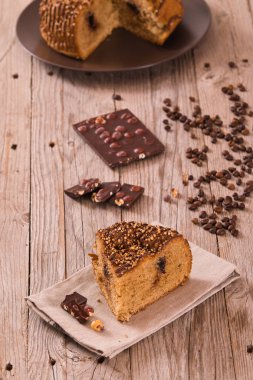 Çikolata kahve kek üzerine ahşap masa.