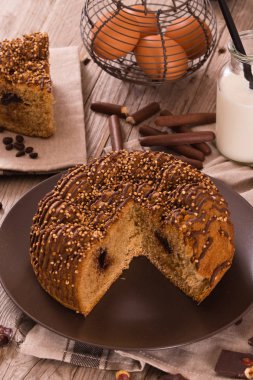 Çikolata kahve kek üzerine ahşap masa.