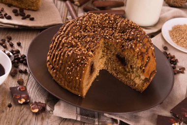 Çikolata kahve kek üzerine ahşap masa.