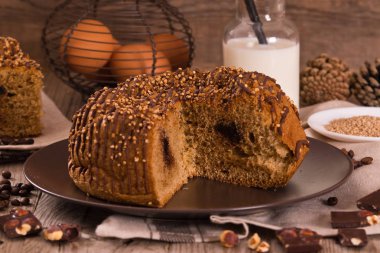 Çikolata kahve kek üzerine ahşap masa.