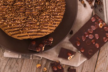 Çikolata kahve kek üzerine ahşap masa.